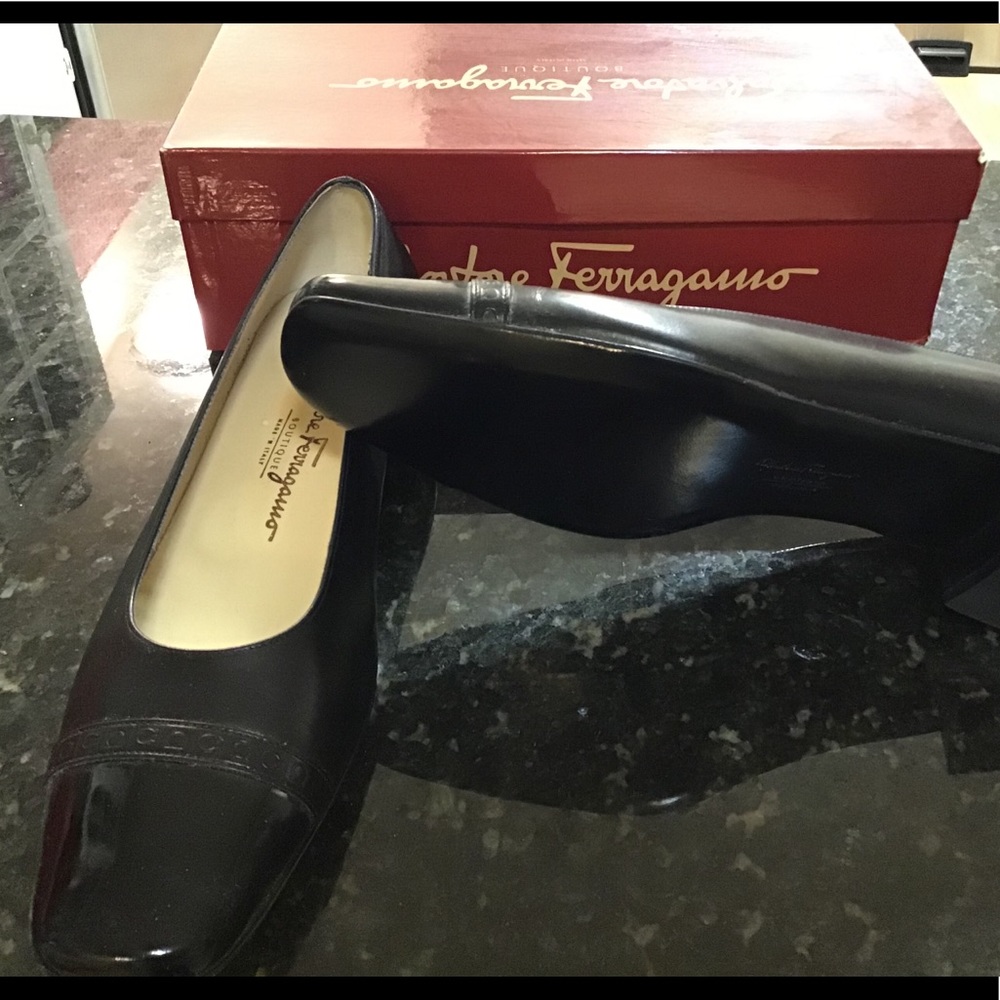Gorgeous Ferragamo Ladies Leather Pumps